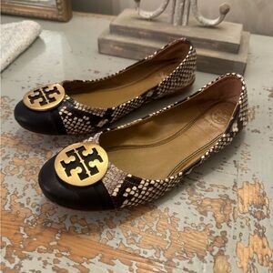 EUC Tory Burch Snakeskin Flats with Gold Logo - 6 1/2